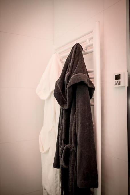 Room Five - Parking, Balneotherapie, Place Nationale, Un Havre De Paix Montauban Buitenkant foto
